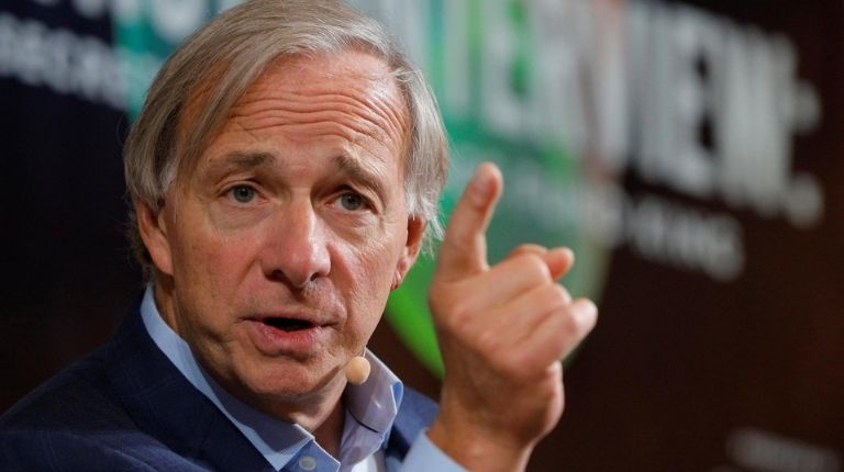 Bilionário Ray Dalio afirma que "dinheiro é lixo" e ações são inúteis
