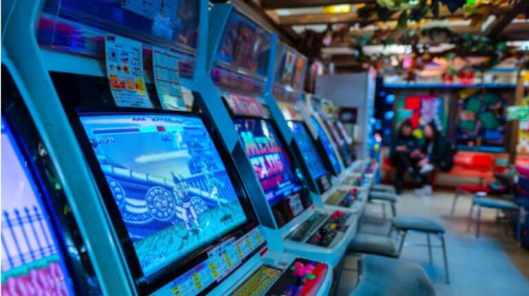 Máquinas de videogames em uma sala de jogos