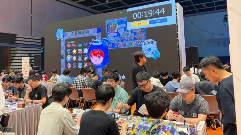 Torneio de cartas Pokémon durante o Bitcoin Asia 2026